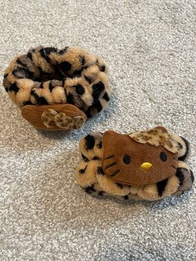 Kawaii Hello Kitty Leopard Wrist Plush Set (2) – NEW